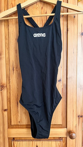 Arena uimapuku koko 38 musta