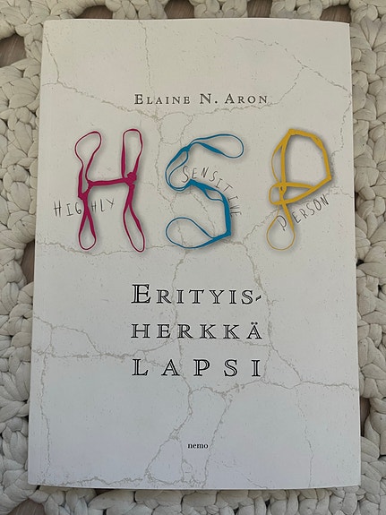 Elaine N. Aron Erityisherkkä lapsi-kirja
