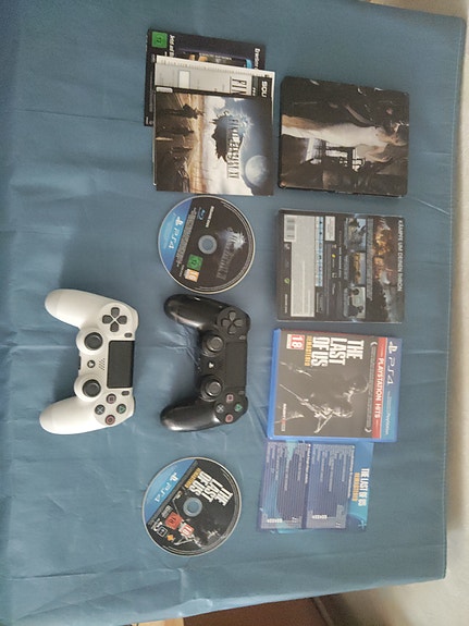 PlayStation 4 pelejä The Last of Us ja FF XV