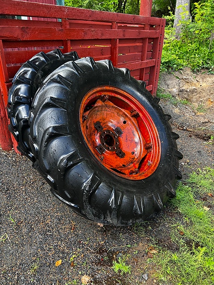 Traktorin takarenkaat vanteilla