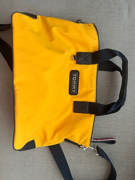 Tommy Hilfiger keltainen laukku