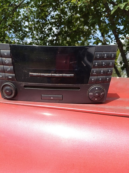 Mercedes-Benz alkuperäinen autoradio musta
