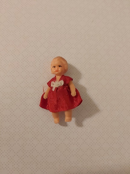 Vintage nukkekodin nukke