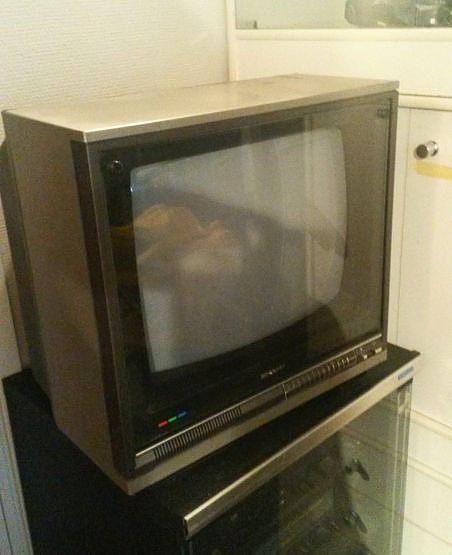 Sharp - 16-tuuman Retro Väri-TV