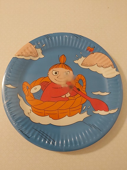 Muumit Pikku myy kartonkilautaset