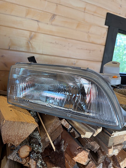 Toyota CARINA E oikea ajovalo