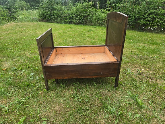 Puinen jatkettava sänky