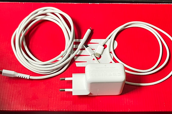 MacBookin, iPadin, iPhonen Apple 35W pikalaturi kahdella kaapelilla