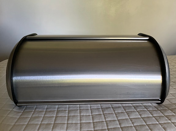 Metallinen, teräksen värinen leipälaatikko
