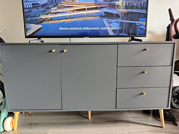 Myytävänä tv-taso