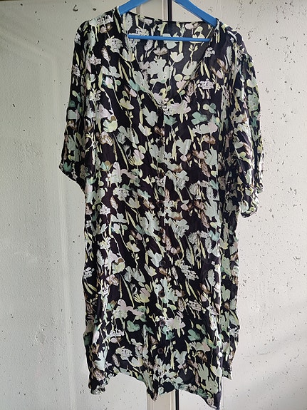 Myytävänä mekko