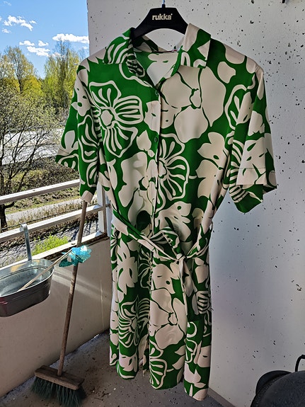 Myytävänä naisten mekko