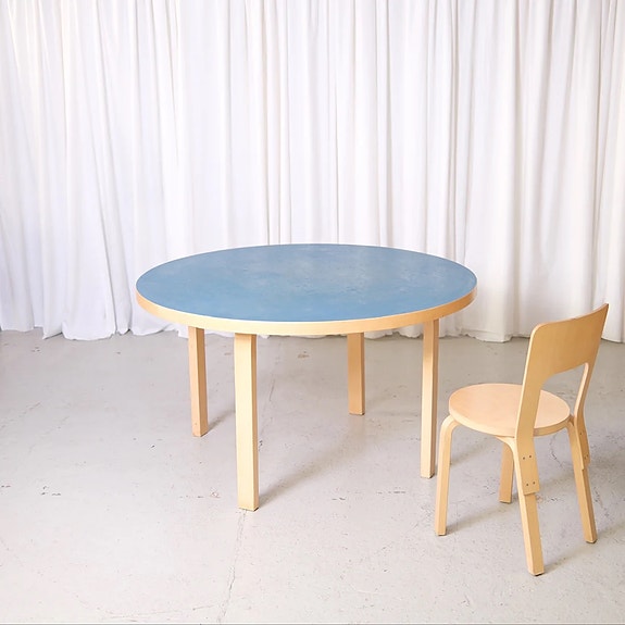 Artek 91 pöytä, sininen linoleum / Alvar Aalto