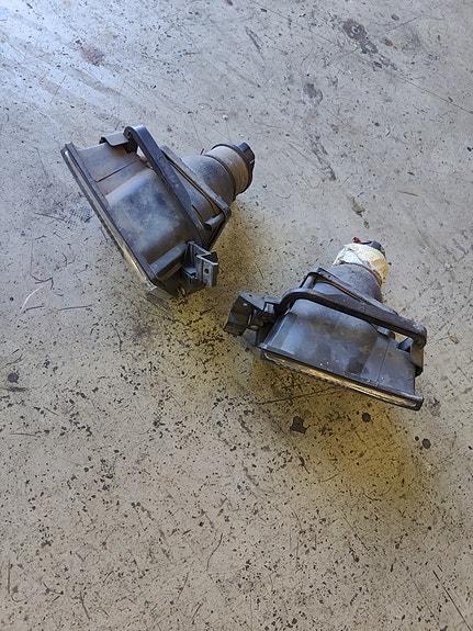 Bmw e34 sumuvalot tummaoptiikka