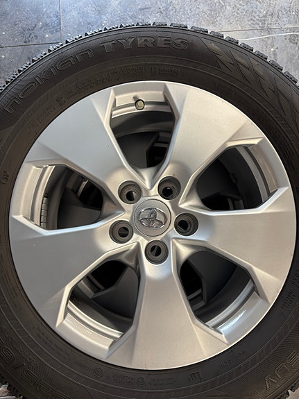 Toyota Rav4 kitkarenkaat alkuperäisillä alumiinivanteilla