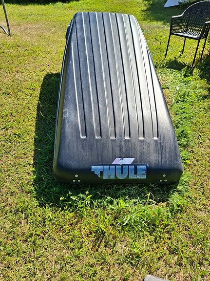 Thule 600 kattoboxi musta