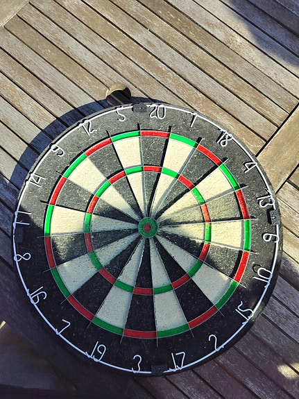 Paljon käytetty darts taulu