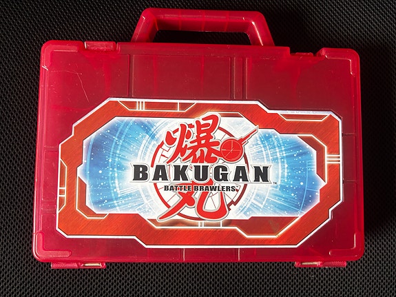 Punainen muovinen Bakugan salkku Bakugan palloille