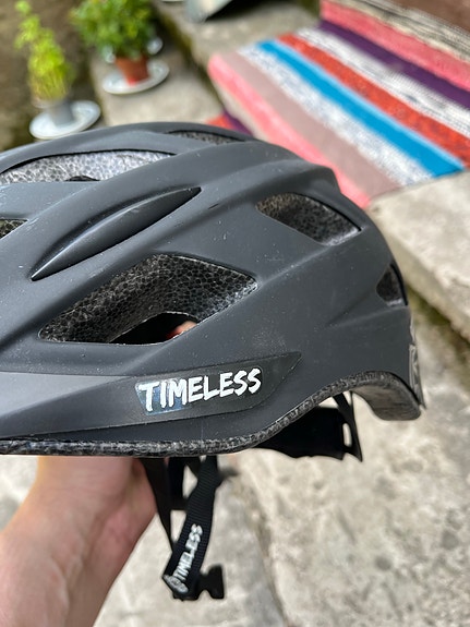 Timeless pyöräilykypärä musta LED-valolla