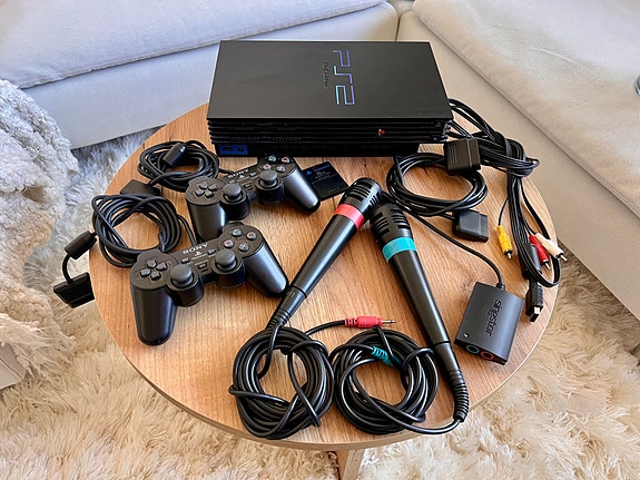 PlayStation 2 konsoli ja Singstar-mikit