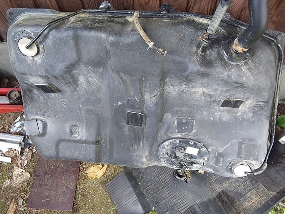 Myydään Avensis T22 1998 POLTTOAINETANKKI ,POLTTOAINE PUMPPU EI KUULU KAUPPAAN.