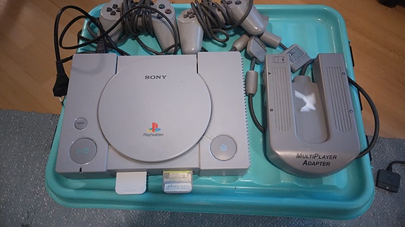 Sony PlayStation pelikonsoli + MultiPlayerAdapter + 6 peliä
