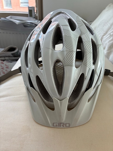 Giro pyöräilykypärä valkoinen