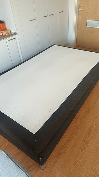 Jenkkisänky 120x200 (JYSK) – patja ja sijauspatja mukana