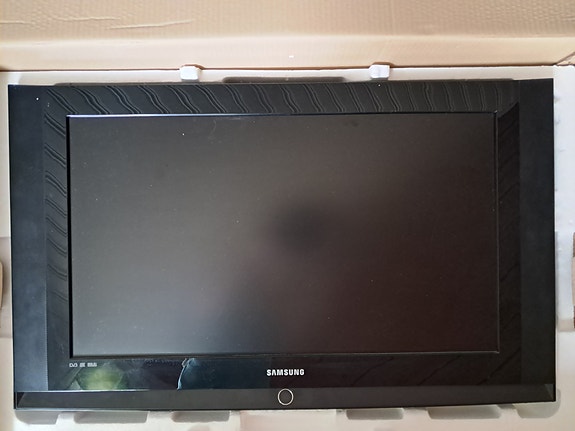 Samsung 32” televisio ja Denver HD-vastaanotin: