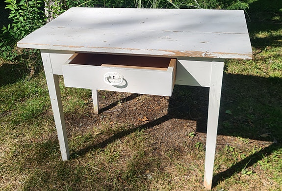 Vanha pöytä laatikolla