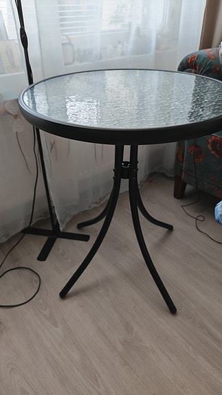 Pyöreä lasikantinen pöytä halkaisija n. 70 cm