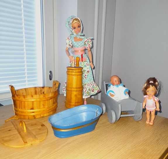 Antiikki esineitä Barbie nukelle