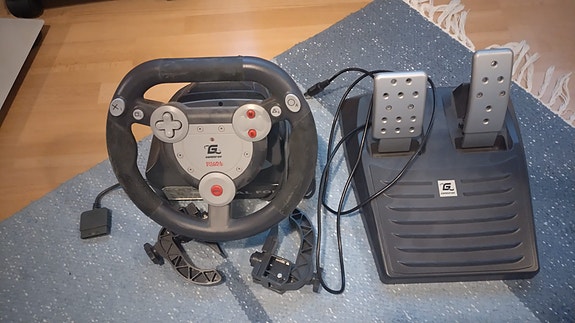 Playstation ratti ja polkimet.