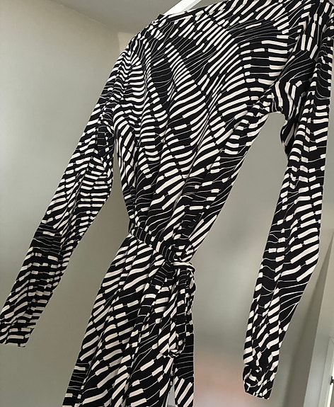 Naisten mekko