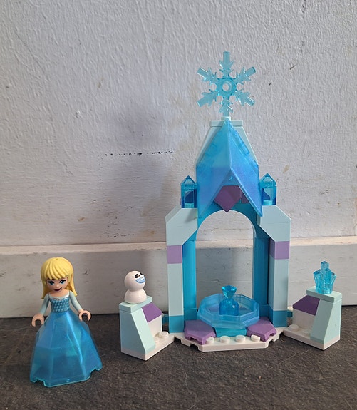 Lego Disney Elsan linnan sisäpiha