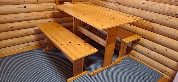 Puunvärinen ruokapöytä ja penkit