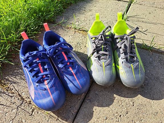 Myydään 2× Puma nappulakengät