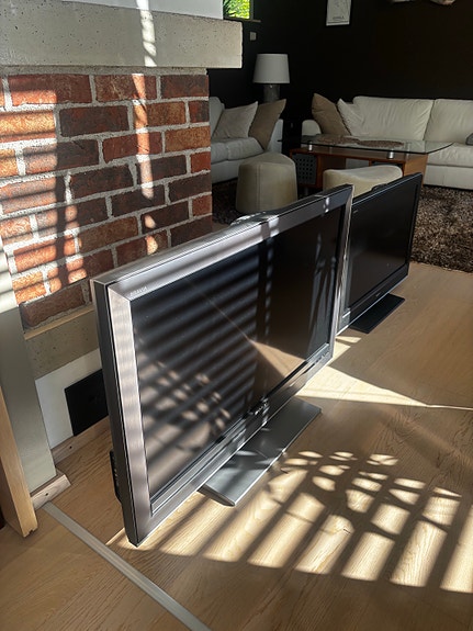 2kpl Sony Bravia Hd tv (42” ja 32”)