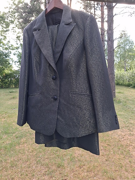 silkkinen puku