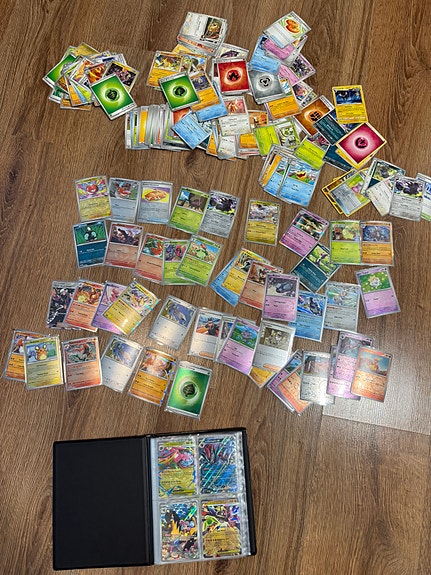 Paljon upouusia pokemon kortteja
