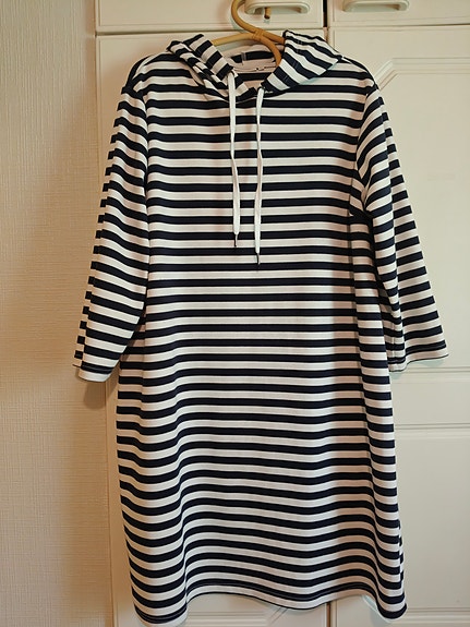 Hupullinen raidallinen mekko
