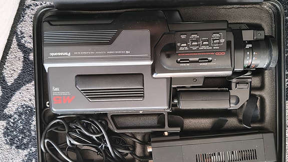 Panasonic VHS Movie videokamera ja kantolaukku