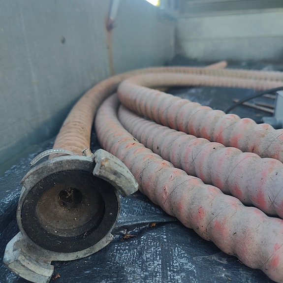 korkeapainepumppuletku liittimellä