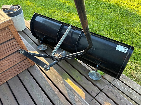 Musta lumiaura pihatraktoriin/ päältäajettavaan ruohonleikkuriin