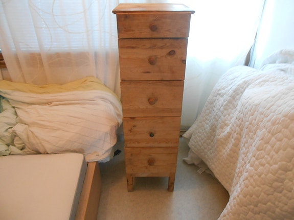 IKEA korkea puinen lipasto