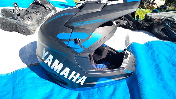 Yamaha FXR crossikypärä musta–sininen L-koko
