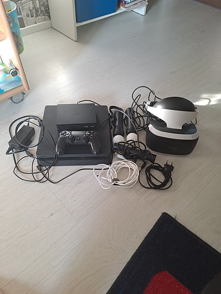 Ps 4 konsoli+vr lasit+2move ohjainta ja kamera. Lisäksi muutama peli.