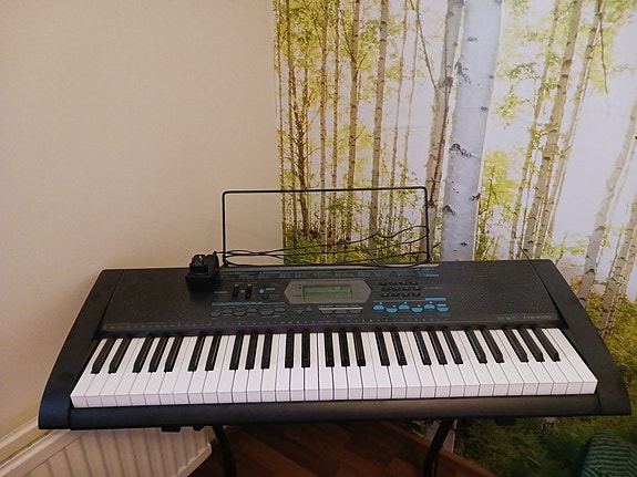 Casio CTK-2100 kosketinsoitin