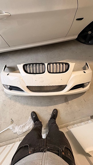 BMW etupuskuri valkoinen e90 LCI