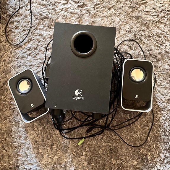 Logitech 2.1 kaiutinjärjestelmä subwooferilla